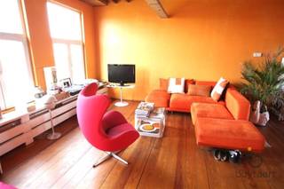 <p><span>Een lichte ruime op Top locatie gelegen studio:</span></p><p><span> </span></p><p><span>Deze authentieke studio is gelegen op de vierde verdieping van een prachtig gebouw op het bruisende Zuid.</span></p><p><span>Het bestaat uit een zeer ruime woonkamer met slaapgedeelte.</span></p><p><span>Het heeft een loft gevoel door de hoge plafonds, de speciale ophanging van verlichting.</span></p><p><span> </span></p><p><span>De open keuken is deels voorzien van toestellen. Koelkast en vriezer is door de huurder zelf aan te kopen.</span></p><p><span> </span></p><p><span>Badkamer is voorzien van een dubbele lavabo en een ligbad met uitzicht naar het terras toe.</span></p><p><span> </span></p><p><span>Toilet is apart.</span></p><p><span> </span></p><p><span>Het terras is de Eye-Catcher van deze studio. Het is een ruim, zonnig terras met privacy.</span></p><p><span> </span></p><p><span>Een echte aanrader voor starters.</span></p><p><span>Geschikt voor 1 persoon.</span></p><p><span> </span></p><p><span>Vaste kosten €70 p/mnd. (alles inbegrepen behalve elektriciteit).</span></p><p><span>Vrij per 1/11/2026.</span></p><p><span> </span></p><p><span>Bel of mail ons voor een bezoekje.</span></p><p><span> </span></p>