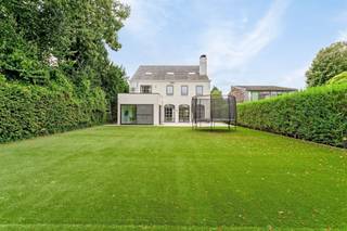 Riante villa in de Elsdonk Wijk te WILRIJK op 875m² met prachtige tuin. Gelegen in een rustige en kindvriendelijke straat, dichtbij alle belangrijke...