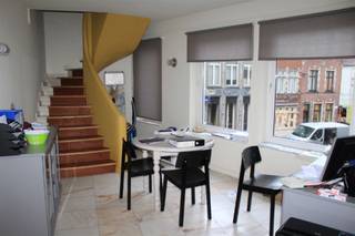 <p><span>De gelijkvloerse verdieping van maar liefst 220m² huist momenteel een danscafé.</span></p><p><span>Op de eerste verdieping bevindt zich een duplex appartement bestaande uit woonkamer met eetplaats, bureauruimte, apart toilet en keuken. Op de tweede verdieping bevinden zich 2 ruime slaapkamers en badkamer met douche, bad en toilet.</span></p><p><span>Verder zijn er op de eerste verdieping nog opslagruimtes (waarvan 1 met koelcel). En toiletten van het danscafé (mannen en vrouwen apart).</span></p><p><span>Verder is er nog een zolderruimte die momenteel dienstdoet als extra opslagplaats.</span></p><p><span>Onroerende voorheffing ten laste van de huurder. Maandelijkse huuropbrengst bedraagt €3100.</span></p><p><span>Voor meer informatie en/of een bezoek, contacteert u Didier van Immo Zone op het nummer 0476/ 73. 17. 99.</span></p><p><span> </span></p>