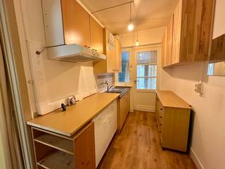 <strong>PLAN UW BEZOEK VIA ONZE WEBSITE: WWW.IMMOBOSS.BE</strong><br /><br />Dit appartement bevindt zich op de gelijkvloerse verdieping van een kleinschalige residentie en omvat een inkom met apart toilet, aangename leefruimte, keuken (geen toestellen aanwezig), slaapkamer met lavabo, badkamer met douchecabine en aansluiting voor wasmachine en doorgang naar het leuke achtertuintje.<br />Verwarming via accumulatie (elektrisch).<br /><br />Bij het appartement hoort ook een garage inbegrepen in de huurprijs!<br /><br />Dit appartement is onmiddellijk beschikbaar!<br />Domicilie verplicht.<br />EPC: 409 kWh/m2 (Label E)<br /><br /><strong>PLAN UW BEZOEK VIA ONZE WEBSITE: WWW.IMMOBOSS.BE</strong>