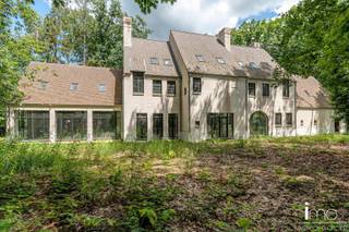 Deze uiterst exclusieve af te werken villa is gelegen in het hartje van Keerbergen, vlakbij het meer en royal Keerbergen golfclub.De woning beschikt...