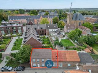CHARMANTE GEZINSWONING MET 3 SLPKS IN HARTJE OUD-REKEM !We vinden deze halfopen woning met een bewoonbare oppervlakte van 130 m² terug op een perceel...