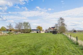 <p>Deze <strong>gerenoveerde/deels nieuwbouw woning</strong> is uitermate geschikt voor grote gezinnen of <strong>grote gezinnen met praktijkruimte/zelfstandige activiteit</strong>. Dit door verschillende toegangsdeuren. Ook <strong>kangoeroewoning </strong>behoort tot de mogelijkheden. De woning werd volledig gerenoveerd en voorzien van alledaags comfort. Hoewel instap klaar liggen verschillende nutsleidingen al klaar om bijkomende badkamers en bijkomende faciliteiten te bewerkstelligen. Gezien de eigenaar binnenhuisarchitecte is werd de woning <strong>gerenoveerd met smaak en stijl</strong>. Eiken deuren, ingemaakte massieve kasten over de volledige benedenverdieping, massief eiken Amerikaanse keuken met granieten werkblad zijn slechts een deel van de troeven van de woning. De living van maar liefst 50 m2 heeft een <strong>adembenemend uitzicht op de achterliggende tuin en velden</strong>. Een <strong>veranda </strong>van 51 m2, met zonnepanelen als dak, zorgt voor een extra leefruimte. De woning bezit <strong>4 slaapkamers</strong> doch de ruimtes die wij beschrijven als bureelruimte (25m2) kan eveneens als bijkomende zelfstandige leefruimte, slaapkamers/praktijkruimte gebruikt worden. Energetisch werd deze woning eveneens aangepakt wat resulteerde in een <strong>EPC A</strong>. Absolute troeven van dit huis zijn de open leefruimtes, zuinig energetisch verbruik, mooie locatie op verbindingsweg met achterliggende velden. Mogelijkheid om een eigen toets te geven aan de woning.</p><p>Grijp deze kans en maak van dit huis uw thuis</p>