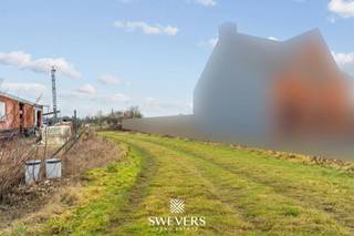 Voor meer info en foto’s, surf naar www.swevers.be – Deze bouwgrond in Laakdal vormt een interessante opportuniteit voor wie ruimte, rust en een toekomstgerichte woonomgeving weet te waarderen. Het perceel is gelegen in een residentiële buurt met een aangenaam groen karakter en biedt een mooie balans tussen openheid en privacy. Met een totale oppervlakte van 12 are en 63 centiare is er voldoende plaats om een kwalitatief woonproject te realiseren.<br />De bouwgrond beschikt over een perceelbreedte van 11 meter en een uitzonderlijke diepte van 91,95 meter. Dankzij deze gunstige vorm zijn er mogelijkheden voor het bouwen van een halfopen bebouwing, mits het bekomen van de nodige vergunningen. De noordelijke oriëntatie laat toe om de woning doordacht te positioneren en optimaal gebruik te maken van licht en ruimte. De royale diepte biedt bovendien tal van mogelijkheden voor een ruime tuin of extra buiteninrichting.<br />De ligging is een grote troef: rustig wonen met alle nodige voorzieningen binnen handbereik. Scholen bevinden zich op ongeveer 500 meter, wat het perceel bijzonder aantrekkelijk maakt voor gezinnen. Winkels, ontspanningsmogelijkheden en openbaar vervoer zijn vlot bereikbaar op circa 1 kilometer. Daarnaast liggen belangrijke invalswegen en snelwegen op ongeveer 3 kilometer, wat zorgt voor een goede verbinding met omliggende gemeenten en steden.<br />Deze bouwgrond combineert een mooie perceeloppervlakte met een praktische ligging en vormt een solide basis voor het realiseren van een comfortabele woning in Laakdal. Voor meer informatie, bel 011 255 155.