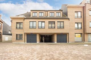 Mooi appartement met terras op zeer rustige ligging in het centrum van Lier.<br /><br />Indeling:<br />Hal: +/- 4 m², tegels.<br />Afzonderlijk toilet met handenwasser.<br />Living op tegels, +/- 25 m². <br />Open ingerichte keuken voorzien van kasten, keramisch kookfornuis, dampkap, dubbele spoeltafel, frigo met vriesvak.<br />Slaapkamer: +/- 12 m², tegels.<br />Badkamer met lavabo, ligbad met douchescherm, aansluiting wasmachine, +/- 3 m².<br />Berging.<br />Terras op bankirai, +/- 5 m².<br /><br /><br />Nutsvoorzieningen zijn individueel.<br />Mogelijkheid tot aankoop van parking: € 20.000 (ondergronds)<br /> 