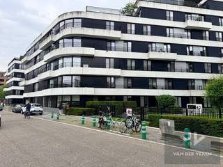 <strong>Dit appartement is onmiddellijk beschikbaar!<br />Vaste maandelijkse kosten: € 75,00 <br />Maandelijkse provisie verwarming: € 50,00 (je hebt zelf geen gascontract nodig!)<br />Bewonersparkeren is hier van toepassing.</strong><br /><br />Ontdek dit charmante en lichtrijke 1-slaapkamer appartement, ideaal gelegen in een rustige en groene omgeving.<br />Hier geniet je dagelijks van een aangename woonbeleving met een mooi evenwicht tussen rust en bereikbaarheid.<br /><br />Het appartement beschikt over een ruime, volledig uitgeruste keuken die naadloos aansluit op de leefruimte — perfect voor wie houdt van gezellig koken en ontvangen.<br /><br />Daarnaast kan je als bewoner gebruikmaken van een aangelegde gemeenschappelijke binnentuin, een heerlijke plek om tot rust te komen of even te genieten van het buitenleven.<br /><br />De ligging is een absolute troef:
<ul>
<li>Op wandelafstand van het centrum van Hasselt en Westpunt</li>
<li>Verschillende winkels en voorzieningen in de directe omgeving</li>
<li>Uitstekende fietsaansluitingen, ideaal voor woon-werkverkeer of ontspanning</li>
</ul>
Kortom, een perfect appartement voor wie comfortabel en centraal wil wonen.<br /><br />Word jij de nieuwe bewoner van dit prachtig appartement? Surf naar www.vdv-vanderveken.be, kies bij “TE HUUR” voor dit pand en vul de kandidatenfiche in (klik in het gouden balkje op “Ik wil dit pand graag huren!”). Wij contacteren je voor een afspraak!