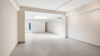 Gerenoveerde en instapklare handelsruimte op een uitstekende ligging aan de Zeedijk. Het pand biedt tal van mogelijkheden en beschikt over een verzorgde, moderne afwerking en airconditioning. Naast de handelsruimte bevindt zich achteraan een studio met een volledig uitgeruste keuken met Miele toestellen, een badkamer, een afzonderlijk toilet en een slaapkamer. De studio is niet bestemd voor vaste bewoning. Daarnaast beschikt de eigendom over een ruime kelder, ideaal als bijkomende opslagruimte. Een interessante opportuniteit op een zichtbare en gegeerde locatie vlak bij het strand en de zee. Contacteer Alex Dewulf voor meer informatie.