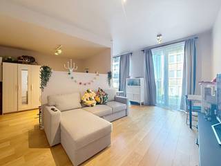 <strong>EVERE</strong>, in de buurt van de NAVO, in een rustige straat, dicht bij winkels en vervoer, studio-appartement in een recent gebouw (2019) met ±40m² woonoppervlak. Het bestaat uit een woonkamer met slaaphoek, een open ingerichte keuken, een douchekamer, een toilet, een kelder en een fietsenberging. EPB: C+ 25kgCO²/(m²,jaar).<br />
<p><u><strong>Studio A0.5 op de begane grond:</strong></u></p>
<ul>
<li>Woonruimte ± 16 m²</li>
<li>Open, volledig ingerichte keuken (oven, kookplaat, afzuigkap, koelkast)</li>
<li>Slaapgedeelte van ± 8,5 m²</li>
<li>Doucheruimte met toilet en ruimte voor een wasmachine</li>
</ul>
<p>Kelder nr. K1.5</p>
<p>Raming van de gemeenschappelijke kosten: 60 €/maand</p>
<p>Beschikbaar vanaf 1 augustus 2026</p>