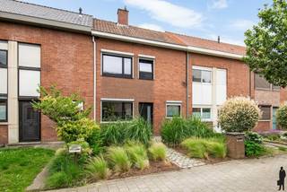 <p><strong>Instapklare gezinswoning met 3 slaapkamers en gezellige tuin<br /></strong>Deze verzorgde gezinswoning is rustig gelegen in een aangename woonwijk te Wilrijk en combineert ruimte, comfort en een uitstekende ligging. Met drie volwaardige slaapkamers, een polyvalente zolderruimte en een onderhoudsvriendelijke tuin biedt deze woning een aangename combinatie van wooncomfort, functionaliteit en tal van mogelijkheden.</p>
<p><strong>Belangrijke kenmerken</strong><br />- Bewoonbare oppervlakte: 127 m²<br />- 3 slaapkamers<br />- Extra zolderruimte<br />- Ruime, lichtrijke leefruimte<br />- Onderhoudsvriendelijke ZW tuin met tuinberging<br />- Condensatieketel op gas<br />- EK = conform<br />- EPC-label C (273 kWh/m²) ==> De ramen werden vernieuwd na de opmaak van het EPC<br />- Verschillende parken en recent vernieuwde speeltuinen op wandelafstand (o.a. Park van Eden en Wanninkhovepark)<br /><br /><strong>Indeling<br /></strong>Via de inkomhal bereikt u, langs het gastentoilet en de praktische was-/bergruimte, de ruime en lichtrijke leefruimte met aansluitend de volledig uitgeruste keuken. Op de eerste verdieping bevinden zich drie ruime slaapkamers en een badkamer met douche, toilet en lavabo. De zolderverdieping schept de mogelijkheid tot het creëren van een extra polyvalente ruimte die perfect kan dienen als bureau, hobbyruimte, berging of extra slaapkamer. De onderhoudsvriendelijke tuin beschikt bovendien over een ruime tuinberging.</p>
<p><strong>Ligging<br /></strong>De woning geniet van een gunstige ligging te Wilrijk, nabij winkels, scholen, openbaar vervoer en belangrijke invalswegen richting Antwerpen en Brussel.</p>
<p>Kortom: Een ideale woning voor wie op zoek is naar een instapklare thuis op een centrale locatie.<br /><br />Stedenbouwkundige info in aanvraag.</p>