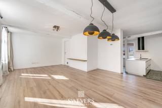 Voor meer info en foto’s, surf naar www.swevers.be –In het hart van Borgloon, aan de Papenstraat 5/0101, vind je dit charmante dakappartement/duplex...