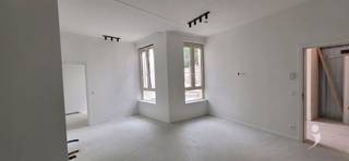 Conciërgewoning – Nieuwbouwstudentenresidentie The Rise De conciërgewoning bevindt zich in de moderne nieuwbouwstudentenresidentie The Rise en biedt een comfortabele en functionele woonomgeving. De woning is geïntegreerd in de residentie en is bestemd voor de conciërge, die door zijn of haar aanwezigheid bijdraagt aan het dagelijks beheer, het toezicht en de goede werking van het gebouw.Het appartement beschikt over een lichtrijke leefruimte met een open, volledig uitgeruste keuken, één slaapkamer, een moderne badkamer met douche, lavabo en toilet, een praktische berging met aansluiting voor een wasmachine en een droogkast. Met haar hedendaagse afwerking, energiezuinige karakter en centrale ligging binnen de residentie vormt de conciërgewoning een volwaardig en comfortabel appartement, afgestemd op de ondersteunende functie van de conciërge binnen de studentenresidentie. De nutsvoorzieningen dienen door de huurder afzonderlijk te worden afgesloten en zijn ten laste van de huurder.Interesse? Vraag vandaag nog uw bezoek aan via onze website.