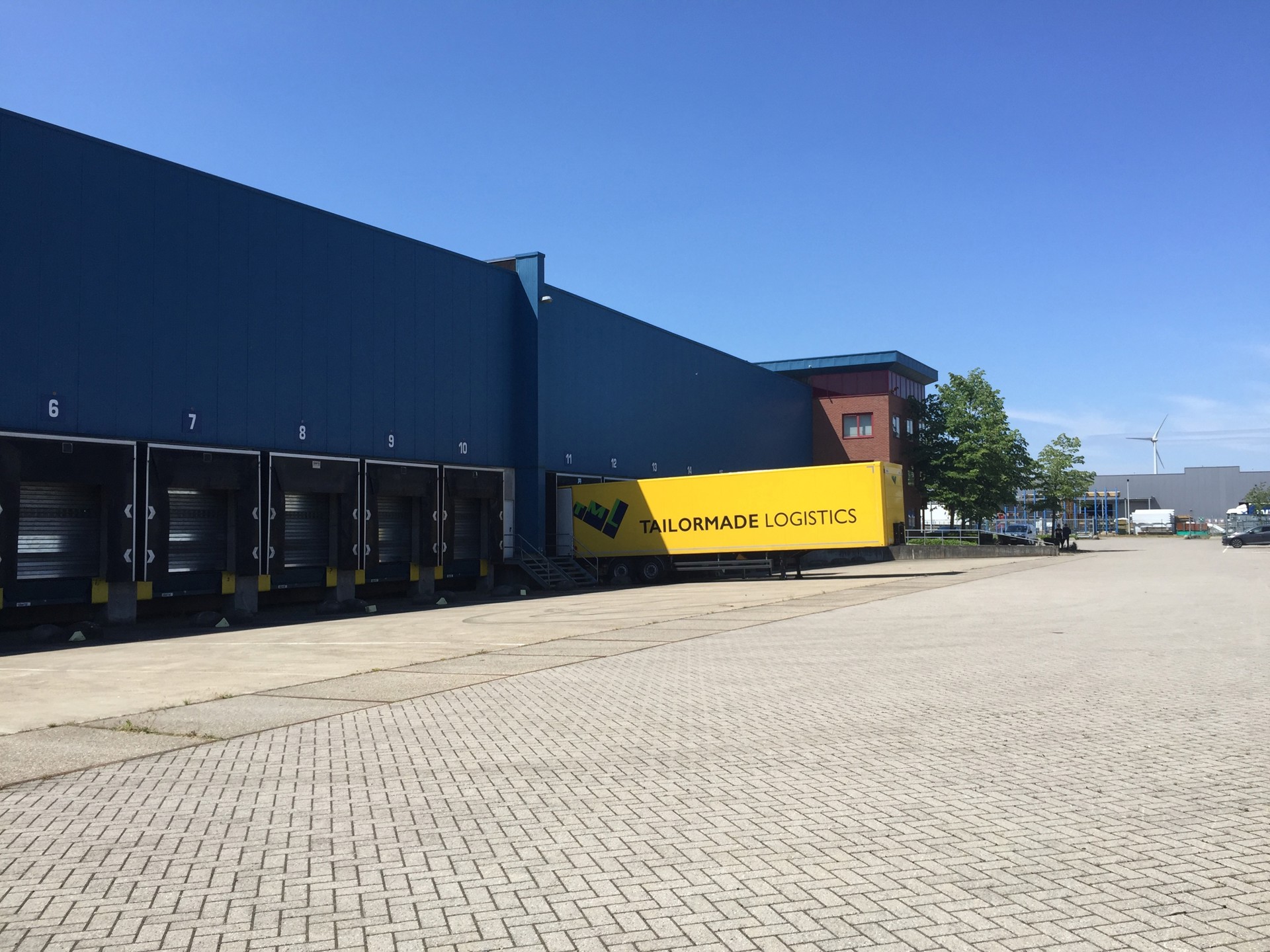 Magazijn unit 1 :  2.591m² te huur - foto 1