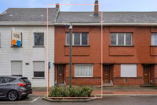 <p>Zoek je een woning waar je meteen het gevoel hebt dat alles binnen handbereik ligt? In de Boerenkrijgstraat woon je rustig, maar toch op wandelafstand van winkels, scholen en het centrum van Mechelen.</p>
<p>Op het <strong>gelijkvloers</strong>, kom je binnen in een ruime leefruimte die naadloos overgaat in de eetkamer, een plek waar het dagelijkse leven zich vanzelf afspeelt. Aansluitend vind je de aparte keuken, praktisch ingericht en met zicht op de achterliggende tuin. Achteraan op het gelijkvloers bevindt zich de badkamer met douche en lavabo, aangevuld met een apart toilet. Vanuit deze ruimte stap je zo naar het terras en de tuin, een aangename buitenplek waar je in alle rust kan genieten van een koffiemoment of een lange zomeravond.</p>
<p>Op de <strong>eerste verdieping</strong> liggen twee comfortabele slaapkamers, elk met hun eigen karakter en mogelijkheden. <br />De <strong>zolderverdieping </strong>biedt nog extra potentieel en kan perfect worden ingericht als derde slaapkamer, hobbyruimte of rustige thuiswerkplek.</p>
<p>Met zijn centrale ligging, praktische indeling en uitbreidingsmogelijkheden is dit een woning waar je stap voor stap jouw eigen thuis van kan maken. <br />Kom eens kijken en plan je bezoek in via de website!</p>