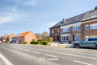 VALIMMAS verkoopt te Mazenzele deze ruime en degelijke rijwoning met garage en mooie tuin op ± 4 are... Het gelijkvloers bestaat uit een...