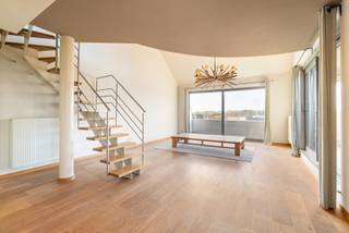 Dit penthouse is gelegen in het stadscentrum van Ninove boven het shoppingcentrum "Ninia" en geniet hierdoor van alle voorzieningen op wandelafstand zoals winkels, scholen, stadspark, restaurants, etc.<br /><br />Op de vierde en vijfde verdieping bieden we u graag dit prachtige penthouse aan met veel ruimte en natuurlijk lichtinval.<br />De inkomhal met inbouwvestiaire brengt ons tot de ruime leefruimte met eetplaats (53m²) die zowel langs de voorzijde een balkon, als langs de zijkant een ruim terras heeft. Verder is er een kwalitatief afgewerkte keuken die voorzien is van de nodige apparaten met aanpalend een bergruimte met inbouwkasten.<br />Deze verdieping telt ook een eerste slaapkamer met douchekamer en apart gastentoilet.<br /><br />De vijfde verdieping geniet van een ruime mezzanine die dienst kan doen als extra bureau, leeshoek, ... en biedt toegang tot het derde terras (14m²) met zuidwest oriëntatie.<br />Er zijn twee ruime slaapkamers en een uitgeruste badkamer met ligbad aanwezig. Verder treffen we een tweede toilet en een extra bergruimte op deze verdieping.<br /><br />Alle slaapkamers genieten van inbouwkasten waardoor u uw ruimte optimaal kan inkleden.<br />Er is een bovengrondse autostaanplaats inbegrepen in de vraagprijs. SI in aanvraag.<br /><br />Breng zeker een bezoek aan dit mooie duplex appartement!