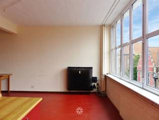 <p><span>Ghent - Goudstraat 1F: Looking for a </span><span>unique apartment in the heart of Ghent?</span><span> Then this property might be just what you're looking for. </span></p><p><span> </span></p><p><span>The main highlights at a glance: </span></p><ul><li><span>Industrial vibe thanks to its location in a former warehouse</span></li><li><span>Very bright thanks to large windows</span></li><li><span>Located in Ghent’s city center </span></li></ul><p><span> </span></p><p><span>Layout: </span></p><p><span>Entryway with toilet, living area with kitchen (partially open) equipped with an oven, range hood, and stovetop, separate sleeping area, bathroom (vanity, shower, and washing machine hookup). Secure bike storage available.</span></p><p><span>A great opportunity for anyone looking for an apartment in a unique building in the center of Ghent!<br /><br /></span></p><p><span>Residency required. Available starting July 1, 2025.</span></p><p><span>Rent: € 875 + € 100 (common area fees, heating, and water); electricity billed separately.</span></p><p><span> </span></p><p><span>Contact Axel Lenaerts Real Estate to schedule a viewing via our website.</span></p><p><span> </span></p>