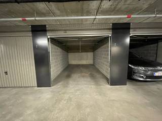 Under the high-end new development “Dulle Griet Garden”, located on the iconic Vrijdagmarkt in the heart of Ghent, you will find this underground garage box nr. 2.8, equipped with a private and lockable gate on level -2.<br /><br />The garage is easily accessible via the entrance of the existing parking facility under the Vrijdagmarkt and is part of a secure and fully enclosed parking complex. Thanks to its 24/7 year-round access, it offers maximum convenience and usability.<br /><br />This box is ideal for those looking for a safe parking solution in the city center, but also represents a strong investment opportunity in an area with a persistent shortage of parking spaces.<br /><br />Features:<br /><br />Enclosed private garage box (nr. 2.8)<br />24/7 permanent access<br />Wide and comfortable access and manoeuvring space<br />Clean, dry and well-maintained parking environment<br />Secure and gated complex<br /><br /><br />For more information and/or a visit, please contact Guillaume via gl@immodavinci.be<br /> or call +32 472 11 00 00.
