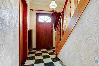 <p><strong>Te renoveren vrijstaande woning met potentieel, 4 ruime slaapkamers op perceel van 898m²</strong></p>
<p>Op zoek naar een woning met ruimte en tal van mogelijkheden? Deze vrijstaande gezinswoning biedt het allemaal. Gelegen op een ruim perceel van 898m² en met een vlotte bereikbaarheid — op slechts 500 meter van de E34 (Antwerpen–Eindhoven) — is dit de ideale thuisbasis voor wie comfortabel wil wonen en toch dicht bij alle verbindingen wil blijven.</p>
<p>De woning vraagt renovatie, maar biedt een solide basis om er uw eigen droomwoning van te maken.</p>
<p><strong>Indeling</strong></p>
<p>Via de inkomhal met trap naar de verdieping betreedt u de ruime en lichtrijke woonkamer, waar u geniet van een aangename leefruimte met uitzicht op de tuin.<br />De aparte keuken geeft toegang tot de kelder – ideaal voor extra opslag.</p>
<p>Verder beschikt de woning over een inpandige garage, met aansluiting voor wasmachine en plaats voor de CV-brander op stookolie. Achter de garage bevindt zich een praktische bergruimte met doorgang naar de badkamer en het toilet.</p>
<p>Op de verdieping bevinden zich vier ruime slaapkamers en een extra bergruimte, perfect als dressing of hobbykamer.</p>
<p>De tuin biedt volop mogelijkheden om te genieten van het buitenleven. Achteraan bevinden zich twee bergingen, waarvan één voorzien is van de bovengrondse stookolietank.</p>
<p><em><strong>Algemeen:</strong></em></p>
<ul>
<li><em>Bouwjaar: 1963</em></li>
<li><em>Grondoppervlakte: 898m²</em></li>
<li><em>Kadastraal inkomen: €756</em></li>
<li><em>Ramen: hout, dubbele beglazing, voorzien van rolluiken</em></li>
<li><em>Verwarming: centrale verwarming op stookolie</em></li>
<li><em>EPC: 584 kWh/m²/jaar => Renovatieplicht</em></li>
<li><em>Mogelijkheid tot uitbreiding tot 1000m³</em></li>
</ul>
<p><strong>Waarom kiezen voor deze woning?</strong></p>
<p>✅ Vrijstaande woning met 4 slaapkamers<br />✅ Ruim perceel van 898m²<br />✅ Uitstekende bereikbaarheid<br />✅ Grote renovatiemogelijkheden naar eigen smaak</p>
<p><strong>Kortom:</strong> een ruime en solide woning met potentieel, ideaal voor wie op zoek is naar een gezinswoning die men volledig naar eigen wens kan moderniseren.</p>