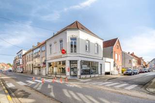 Veel visibiliteit en lichtrijk appartement met aparte ingang ...<br /><br />In het centrum van Wevelgem bevindt zich dit veelzijdige handelspand met woonst, een eigendom vol potentieel voor ondernemers en investeerders. Het pand deed vroeger dienst als café en herbergt momenteel een fietsenwinkel, maar is klaar om een nieuw verhaal te schrijven. De handelsruimte op het gelijkvloers werd mooi gerenoveerd met respect voor authentieke elementen, wat zorgt voor een charmante en karaktervolle uitstraling. Dankzij de grote raampartij geniet de winkel van uitstekende visibiliteit en veel natuurlijke lichtinval.<br /><br />Ernaast bevindt zich een ruime garage van ongeveer 45 m², uitgerust met een hoge poort van 3 op 3 meter en een praktische sectionaalpoort. Deze ruimte biedt tal van mogelijkheden voor stockage, werkruimte of extra parkeergelegenheid. In de garage bevindt zich ook een regenwaterput van 5.000 liter. Op het gelijkvloers is bovendien een sanitaire ruimte voorzien.<br /><br />Boven het handelspand bevindt zich een appartement in opbouw met een aparte ingang, waardoor wonen en werken perfect gescheiden kunnen worden. Dit biedt ook interessante mogelijkheden voor verhuur of als investering. Op de eerste verdieping bevindt zich een lichtrijke leefruimte aan de voorzijde, met daarachter de keuken en een naastliggende technische ruimte. Verder is er op deze verdieping een apart toilet en is er eventueel nog de mogelijkheid om een aangenaam dakterras te creëren.<br /><br />De tweede verdieping beschikt over twee slaapkamers en een badkamer. Het appartement dient nog verder afgewerkt te worden, maar vormt een bijzonder lichtrijke en aangename woonst met veel potentieel.<br /><br />EPC appartement: E, EPC handelspand: D<br /><br />Kortom, dit pand is ideaal voor wie wonen en ondernemen wil combineren of op zoek is naar een interessant investeringspand op een centrale locatie. Een eigendom met karakter, ruimte en tal van mogelijkheden voor de toekomst.