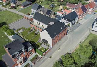 In het hart van het rustige en landelijke Sint-Pieters-Kapelle bevindt zich deze charmante, ruime 3-gevelwoning, ondergebracht in een volledig gerenoveerd schoolgebouw. Deze bijzondere woning combineert het karakter van het verleden met het comfort van nieuwbouw en biedt een oase van rust, ideaal voor gezinnen of wie op zoek is naar ruimte en stilte.
Bij het betreden van de woning komt u binnen in een lichtrijke inkomhal met gastentoilet. De open leefruimte vormt het hart van het huis en baadt in het licht dankzij de grote raampartijen die uitgeven op de privatieve tuin. De stijlvolle, volledig uitgeruste keuken vormt een harmonieus geheel met de leefruimte en is perfect voor gezellige avonden of het ontvangen van gasten.
Op de eerste verdieping bevinden zich drie volwaardige slaapkamers en een moderne badkamer met hoogwaardige afwerking. De ruime zolderverdieping biedt tal van mogelijkheden: perfect voor een master suite, thuiskantoor of twee extra slaapkamers.
Deze energiezuinige woning beschikt over een gunstig EPC, waardoor de eerste 5 jaar vrijgesteld zijn van KI! Zonnepanelen en vloerverwarming, wat zorgt voor een aangenaam binnenklimaat én lage energiekosten. Daarnaast zijn er privéstaanplaatsen voorzien, evenals een gemeenschappelijke fietsenberging.
Troeven van deze woning:
Volledig gerenoveerd in een uniek schoolgebouw
Ultieme rustige ligging in een groene omgeving
Ruime woning met 4 tot 5 slaapkamers
Nieuwbouwcomfort met vloerverwarming en zonnepanelen
Mogelijkheid tot aankoop onder het stelsel van registratierechten!!
Eigen tuin, parkeerplaatsen en fietsenberging
Een zeldzame kans voor wie op zoek is naar ruimte, charme én energiezuinig wonen in een uitzonderlijk kader. Contacteer ons voor een bezoek en ontdek zelf dit unieke woonproject!