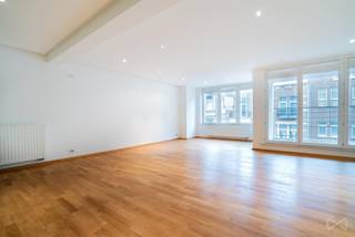 Mail: demis.h@weinvest.be / Tel: +32 493 83 73 13We Invest stelt u dit prachtige appartement voor, ideaal gelegen in de Defacqzstraat 113, in het...