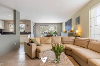 <p><span>Perfect onderhouden gezinswoning met 3 slaapkamers op 7are27ca in het rustige Korspel.</span></p><p><span> </span></p><p><span>Belangrijkste troeven: </span></p><p><span>- Centrale ligging</span></p><p><span>- Kwalitatief afgewerkt</span></p><p><span>- Uitstekend onderhouden</span></p><p><span>- Maatwerk en kasten inbegrepen</span></p><p><span>- Omheinde tuin met tuinhuis</span></p><p><span>- Overkapping en zonneluifel op terras</span></p><p><span>- Zonnepanelen die zorgen voor EPC van 67</span></p><p><span>- Inpandige garage</span></p><p><span> </span></p><p><span>Bekijk zeker ook de foto's en de grondplannen met de afmetingen. Zo krijgt u van thuis uit al een perfect beeld van wat deze woning te bieden heeft!</span></p><p><span> </span></p><p><span>Wenst u meer info of een vrijblijvende bezichtiging, contacteer dan ons kantoor op het nummer 011 85 15 15 en wij helpen u graag verder.</span></p>