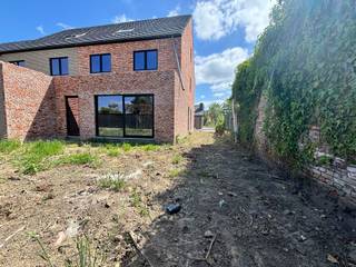 Casco nog af te werken halfopen nieuwbouwwoning te Oudegem, gelegen op wandelafstand van de dijk en het wandelpad langs de Dender, en op fietsafstand van zowel Dendermonde als Sint-Gillis. De woning is gebouwd op een perceel van circa 227 m² en beschikt over een royale bewoonbare oppervlakte van 190 m². Dankzij de halfopen structuur geniet u van extra lichtinval en een open gevoel in de ruime leefruimtes. De woning omvat drie volwaardige slaapkamers en een ruime zolderverdieping die zich perfect leent tot het inrichten van extra slaapkamers, een hobbyruimte of een thuiskantoor. Aan de zijkant van de woning bevindt zich een praktische oprit, die zorgt voor parkeergelegenheid op eigen terrein. Deze woning wordt casco aangeboden, wat betekent dat u de afwerking nog volledig naar eigen smaak en wensen kunt bepalen en uitvoeren — van vloeren en keuken tot badkamer en schilderwerken. Dit biedt u de unieke mogelijkheid om de woning volledig naar uw persoonlijke stijl om te vormen. Indien gewenst, kunnen wij u hierbij ondersteunen: wij bieden de mogelijkheid om de volledige afwerking voor u te coördineren in samenwerking met betrouwbare partners, zodat u zorgeloos kunt genieten van het eindresultaat.<br /><br />Interesse in een bezichtiging of meer informatie over de afwerkingsmogelijkheden? Neem gerust contact met ons op via 052 52 52 10 of info@capston.be.