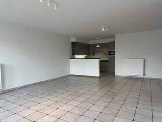 <p>Te huur: verzorgd gesloten appartement in het centrum van Veurne, op korte afstand van het treinstation en openbaar vervoer.</p>

<p> </p>

<p>Dit appartement aan de Nieuwpoortkeiweg biedt een comfortabele indeling met twee slaapkamers en een terras. Gelegen in een levendige buurt met winkels en voorzieningen op wandelafstand, geniet u hier van een centrale ligging, een energiezuinig EPC-label B en een praktische indeling.</p>

<p> </p>

<p>Belangrijkste ruimtes:<br />• Woonkamer met aangename lichtinval en toegang tot het terras<br />• Keuken met functionele opstelling<br />• Inkomhal met directe toegang tot de leefruimte<br />• Twee slaapkamers, ideaal voor gezin of koppel<br />• Badkamer met douche<br />• Apart toilet<br />• Berging met aansluiting voor wasmachine<br />• Terras voor buitenmomenten</p>

<p> </p>

<p>Troeven:<br />• Centrale ligging nabij station en openbaar vervoer<br />• Energiezuinig met EPC-label B<br />• Praktische indeling met berging en terras</p>

<p> </p>

<p>Neem vandaag nog contact op met je ERA-makelaar voor een bezoek.</p>

<p> </p>

<p>JOUW DROOMAPPARTEMENT. ZO GEVONDEN!</p>