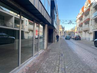 ca 50 m² handelsruimte met apart bureel / kitchenette / sanitair. Wandelafstand Markt (Holstraat 14)