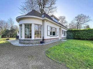 BEZOEK? Bel 09/225.00.78 Deze stijlvolle halfopen bebouwing bevindt zich in een unieke, rustige en residentiële buurt, op een perceel van maar liefst...