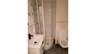 <p></p><p>Een gerenoveerd appartement op de eerste verdieping bestaande uit een woonkamer, ingerichte keuken, 1 slaapkamer, badkamer, bureel, hal met ingemaakte kast, terrasje. Het appartement wordt nog opnieuw opgeschilderd en de binnendeuren zijn ondertussen vernieuwd.</p><p>Appartement is gelegen in woongebied, geen dagvaarding, geen verkaveling.</p><p></p>