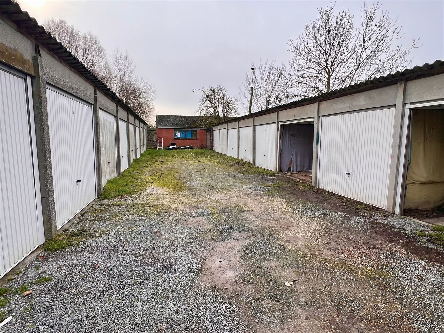 Ideale investering bouwgrond met 20 achterliggende garageboxen - foto 4