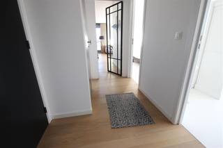 Ligging: Centraal gelegen binnen de ring van Turnhout vlakbij openbaar vervoer, scholen, winkels en met een zeer goede verbinding tot E34.<br /><br />Omschrijving:<br /><br />Dit trendy appartement is gelegen op de tweede verdieping en kunnen we bereiken met de lift. Het appartement bestaat uit 2 slaapkamers, een apart toilet, een badkamer met inloopdouche en zeer degelijk badkamermeubel, een goed geïnstalleerde keuken en een ruime leefruimte met toegang tot groot terras. Achter de keuken bevindt zich een berging. <br />De makkelijk bereikbare ondergrondse autostaanplaats is inbegrepen in de prijs.<br /><br />Vaste maandelijkse kosten: € 65