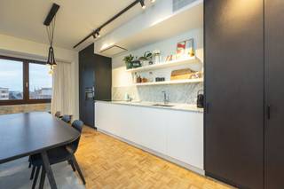 <span>Dit recent volledig gerenoveerde hoekappartement, op de 7de verdieping, van ca. 105² bevindt zich op ideale locatie op het Zuid, op wandelafstand van de hippe Marnixplaats en nabij de uitvalswegen. </span><br /><br /><span><span>Indeling: Leefruimte met frontaal zicht op het groen van de Amerikalei. </span></span><span>Eetkamer, woonkamer en de volledig geïnstalleerde keuken vloeien nadeloos over in elkaar, waardoor u altijd in connectie staat met uw gasten. Dankzij de mooie gevelbreedte geniet u een overvloed aan licht. Separaat toilet. </span><span><span><br /></span></span><br /><span>Via de nachthal toegang tot een rustig gelegen en grote hoofdslaapkamer aan de achterzijde. Voorts 2 ruime slaapkamers. Grote badkamer voorzien van een inloopdouche en dubbele wastafel. Verder een tweede badkamer voorzien van een bad met douchemogelijkheid en een dubbele wastafel.</span><br /><br /><span>Het betreft een ruim appartement op een super gegeerde locatie.</span><br /><span><br />Bijzonderheden:<br />- Toplocatie op het Zuid<br />- Gemeenschappelijke kosten 225euro per maand (inclusief privaat verbruik van water)<br />- Inclusief afgesloten fietsenstalling <br /><br /><br /></span>