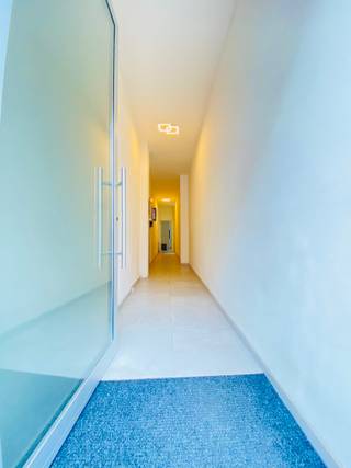 <p><strong>Menen - Ruime woning met handelspand te koop in het hartje van Menen</strong></p>
<p><strong>Indeling</strong><br />Via de inkomhal kom je binnen op het gelijkvloers, waar zich een polyvalente ruimte bevindt met aansluitend een berging, voorzien van aansluitingen voor een wasmachine en droogkast, evenals een boiler. Naast de berging is er ook een apart toilet.</p>
<p>Via de polyvalente ruimte heb je toegang tot het private gedeelte van het handelspand.</p>
<p>Het handelspand beschikt over een aparte inkom voor klanten en is ideaal voor wie een eigen winkel of handelszaak wil uitbaten.</p>
<p>Naast de polyvalente ruimte is er toegang tot een ruime koer.</p>
<p><strong>Eerste verdieping</strong><br />Ruime keuken met eetplaats, voorzien van een gasfornuis, elektrische kookplaat, vaatwasser, koelkast en microgolfoven.</p>
<p>Daarnaast bevindt zich een eerste ruime slaapkamer met aansluitend een ruime leefruimte en gezellige zithoek.</p>
<p><strong>Tweede verdieping</strong><br />Op de tweede verdieping bevinden zich drie ruime slaapkamers en een badkamer.</p>
<p>Daarnaast is er ook een zolder aanwezig.</p>
<p><strong>Troeven</strong></p>
<ul><li>Ideaal voor zelfstandigen</li><li>Veel ruimte</li><li>Modern ingericht</li><li>Instapklaar</li><li>Veel lichtinval</li></ul>