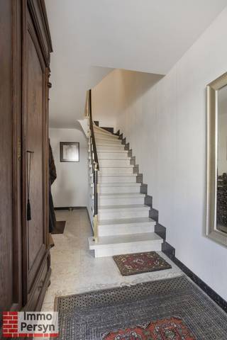 Op zoek naar een (t)huis met potentieel in een rustige buurt? Dan is deze leuke woning misschien wel precies wat u zoekt.De woning is gelegen in een...