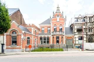 VALIMMAS verhuurt dit comfortabel ingericht appartement (± 50m² + zolder/technische ruimte) met kelder en desgewenst een autostandplaats, in een statige en gerenoveerde herenwoning in het centrum van Asse.
Dit instapklare appartement bestaat uit een living met open ingerichte keuken, een dressing en wasplaats, een badkamer met douche, een ruime slaapkamer, en een zolder/technische ruimte die als extra berging dienstig kan zijn. Inclusief een kelder (± 4m²). Een autostandplaats achter het gebouw is optioneel en mits € 65/maand (en voor zover nog beschikbaar).
Individuele tellers en CV op aardgas, ventilatiesysteem, parlofoon,... . Energiezuinig, EPC slechts 169 kWh/m² = label B.
Gelegen in volle centrum, tussen het Gemeenteplein en het station, in de directe nabijheid van openbaar vervoer, scholen, winkels, park, sportcomplex,...
+++
Bezoekmoment inplannen? Dat kan eenvoudig via onze website www.valimmas.be. Klik vervolgens op de blauwe knop "BEZOEK DIT PAND" bij het pand van je keuze. Let op: afspraken maken kan enkel nog online.
+++