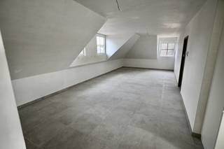 Ruim Dakappartement met 2 slaapkamers ! <br /><br /><br />Indeling : Woonkamer met open keuken , nachthal , apart toilet , 2 slaapkamers , badkamer , berging , terras . <br /><br />Dit appartement is voorzien van vloerverwarming met warmtepomp , ventilatie , zonnepanelen , <br /><br />Aankoop aan <strong><span>6 % btw mogelijk </span></strong>mits u aan de voorwaarden voldoet ! <br />Autostaanplaats + berging bij te kopen .<br /><br />Plannen en lastenboek te downloaden op onze website . <br /><br />Het appartement is snel beschikbaar.<br /><br />