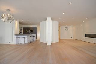 Topaanbieding – Uitzonderlijk ruim appartement gelegen in een stijlvolle residentie<br />Ontdek dit uitzonderlijk appartement, gelegen in een elegante residentie. Dit pand onderscheidt zich door zijn royale volumes, uitstekende ligging, hoogwaardige afwerking en een indrukwekkende gevelbreedte van ca. 10 meter. Bovendien geniet u van meerdere zonnige terrasjes, wat het wooncomfort compleet maakt.<br />Indeling:<br />Ruime inkomhal met gastentoilet en tal van ingemaakte kasten. De bijzonder ruime leefruimte afgewerkt met een massieve eiken parketvloer baadt in het licht en omvat een sfeervol salon met maatkasten en een gezellige gashaard. De open, volledig geïnstalleerde keuken is voorzien van alle hedendaags comfort, waaronder een Quooker-kraan, wijnfrigo, combi-oven en een Falcon fornuis. Vooraan bevinden zich twee aangename terrasjes.<br />Verder is er een aparte berging/wasplaats.<br />De master suite beschikt over ingemaakte kasten, een aparte dressing en een stijlvolle badkamer. De slaapkamer geeft rechtstreeks uit op het terras achteraan.<br />Tweede volwaardige slaapkamer. Aparte douchekamer.<br />De derde slaapkamer is bijzonder praktisch ingericht met een uitklapbaar stapelbed én een uitklapbaar dubbel bed, en beschikt over een aanpalende badkamer. Beide kamers geven uit op het tweede terras achteraan.<br />Dit appartement is een absolute aanrader dankzij de kwalitatieve afwerking, de uitzonderlijke ruimtes en het doordachte ontwerp.<br />Inclusief twee privatieve kelders in de residentie en fietshaken.
