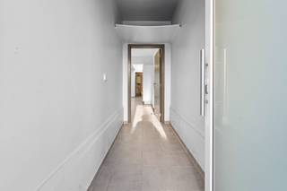 Deze woning werd deels gerenoveerd in 2017 maar vraagt nog enige renovatie. De indeling is als volgt: inkomhal, lichtrijke leefruimte,...