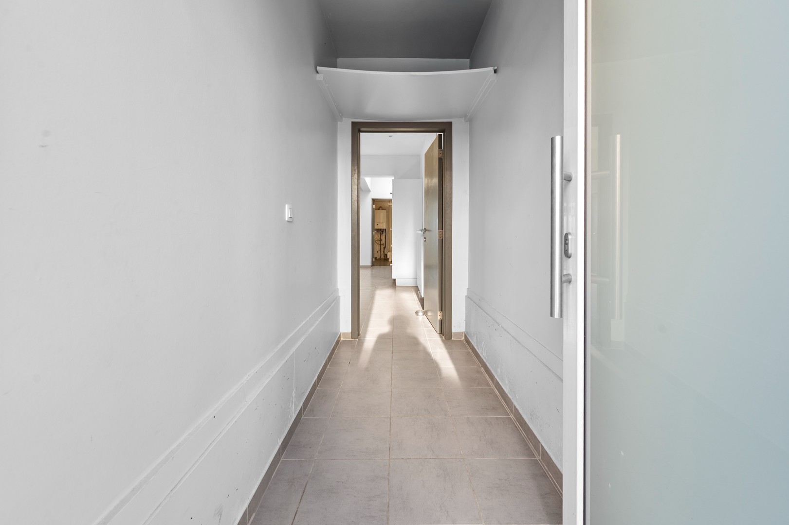 Leuke starterswoning pal in het centrum met 2 slkmrs en diepe tuin - photo 2