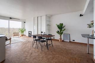 Gezellig appartement op de 10de verdieping van een verzorgd gebouw met lift! <br />Zeer rustig gelegen en toch op wandelafstand van winkels, scholen en openbaar vervoer! <br />Het appartement heeft als indeling: inkomhal met ingemaakte kast; apart toilet met handenwasser; woonkamer op parketvloer met aansluitend een terras; ingerichte open keuken met kasten en toestellen (o.a. dampkap, gasvuur, combi-oven, koelkast, diepvries, afwasmachine en dubbele spoelbak) met aansluitend een terras; 2 slaapkamers (15 m² - 11 m²); badkamer met lavabomeubel en hoekbad. Als extra is er een privatieve kelderberging, gemeenschappelijke fietsenberging en gemeenschappelijke tuin. Autostaanplaats verplicht bij aan te kopen aan 15.000€. <br />EPC = 205 kWh/m²<br />P-score: C G-score:B<br />stedenbouwkundige inlichtingen in aanvraag