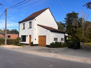 <p>Karaktervolle woning met luxueuze leefkeuken te Bonheiden</p><p>Deze woning werd in 2024 volledig gerenoveerd en combineert een tijdloze uitstraling met een bijzonder licht en modern interieur.</p><p>Het absolute hart van de woning is de ruime luxueuze leefkeuken. De indrukwekkende raampartij in pastoriestijl over de volledige lengte van de keuken zorgt voor een overvloed aan natuurlijk licht en een sterke verbinding met het zuid gerichte terras. De combinatie van eikfineer en hoogwaardige AEG-toestellen geeft de keuken een warme maar bijzonder verfijnde uitstraling.</p><p>Ook de leefruimte werd met oog voor detail ingericht, met ingemaakte kasten, een geïntegreerde bureau en eiken parket.</p><p>De woning werd bovendien volledig energetisch aangepakt en behaalt een EPC A. In de living zorgt vloerverwarming voor aangenaam comfort, terwijl de slaapkamers beschikken over airconditioning die zowel kan koelen als verwarmen. Ook aan comfort en veiligheid werd gedacht dankzij een alarmsysteem en camerasysteem.</p><p>Het zuid gerichte Padouk-terras vormt een heerlijke verlenging van de leefkeuken. Dankzij de grote zonnetent en het groen geniet u hier in alle rust van de zon.</p><p>Troeven<br />* Volledig gerenoveerd in 2024<br />* EPC A – 96 kWh/m² en toekomstbestendig met warmtepomp (Daikin)<br />* Grote, luxueuze leefkeuken<br />* Indrukwekkende glazen raampartij in pastoriestijl<br />* Vloerverwarming op de gelijkvloers<br />* Airco in beide slaapkamers<br />* Zuidgericht Padouk-terras<br />* Grote elektrische zonnetent<br />* Laadpaal</p><p>Prijs: vanaf €569 000 (exclusief kosten)</p><p>Bezichtigingen op zaterdag 7 november of 14 november na afspraak via e-mail:<br />Controleer ook je spam voor bevestiging.</p><p>Volg ons op Instagram “Harentstraat44”: https://www.instagram.com/harentstraat44?obrf=MXFtYjZoajZ3cGhhZw%3D%3D&amp;utm_source=qr</p><p>Hopelijk tot snel!</p>