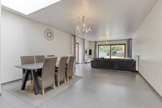 Huis met 3 kamers en inpandige garage te koop in het centrum van Desselgem. Het huis beschikt over een aangename tuin met uitweg achteraan en...