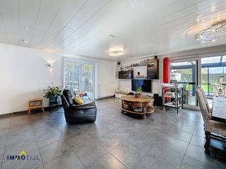 Het gelijkvloers omvat een inkomhal met gastentoilet, een zeer ruime en lichtrijke woonkamer met eetplaats en bureauruimte, volledig ingerichte...