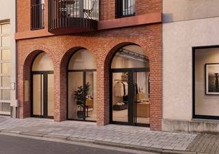 Polyvalente handelsruimte/showroom op het bruisende Zuid in Antwerpen. Gelegen in een zijstraat van de Kloosterstraat, op een absolute toplocatie met veel passage. Bovendien is deze locatie vlot bereikbaar via de Kaaien en bevindt u zich meteen op alle belangrijke invalswegen.<br /><br />De ruimte beschikt aan de voorzijde over grote boogramen, wat zorgt voor veel lichtinval en uitstekende zichtbaarheid vanaf de Kloosterstraat. Ideaal voor het creëren van een uitnodigende etalage of showroom. Daarnaast is er een kelderruimte van ca 16 m² met sanitair, perfect als opslagruimte.<br /><br />De gemeenschappelijke lasten: 30 Euro per maand.<br />Alle nutsvoorzieningen zijn privé op te nemen door de huurder.<br /><br />Onmiddellijk beschikbaar.
