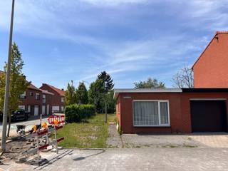 Bent u op zoek naar de <strong>ideale locatie</strong> om uw droomwoning te realiseren?<br />Dan is dit prachtig gelegen perceel bouwgrond ongetwijfeld een unieke opportuniteit.<br /><br />Met een oppervlakte van <strong>411 m²</strong> en een uitstekende <strong>zuidwestoriëntatie </strong>geniet u hier de hele dag van een optimale lichtinval en aangename avondzon in de tuin.<br />De rustige ligging zorgt voor een aangename woonomgeving, terwijl alle voorzieningen zich op korte afstand bevinden.<br /><br />De bouwmogelijkheden laten toe om een ruime gezinswoning te realiseren:
<ul>
	<li>Gelijkvloers bouwdiepte tot 15 meter</li>
	<li>Eerste verdieping bouwdiepte tot 12 meter</li>
</ul>
Vrije keuze van dakvorm, mits gebruik van esthetisch verantwoorde materialen<br /><br />Daarnaast is het toegestaan een bijgebouw op te richten:
<ul>
	<li>Maximale oppervlakte van 40 m²</li>
	<li>Maximale hoogte van 3,5 meter</li>
</ul>
Een bijkomend interessant voordeel is dat nieuwbouw aan <strong>6% btw</strong> mogelijk is, mits voldaan wordt aan de wettelijke voorwaarden. Wij informeren u hierover graag verder.<br /><br />De ligging vormt een absolute troef. Het perceel bevindt zich op slechts enkele minuten van het centrum van Roeselare en biedt een uitstekende bereikbaarheid.<br />Voedingswinkels, bakker, slager, buurtwinkels, scholen en andere dagelijkse voorzieningen bevinden zich op wandelafstand.<br />Bovendien bereikt u in een mum van tijd de Ring van Roeselare en de E403 richting Kortrijk en Brugge, wat zorgt voor een vlotte verbinding naar de omliggende steden.<br /><br />Een ideale kans voor wie rustig wil wonen op een centrale locatie en zijn woning volledig naar eigen smaak wenst te bouwen.<br />Contacteer ons gerust voor meer informatie of een bezoek ter plaatse op 051/201.400 of info@dicasa.be