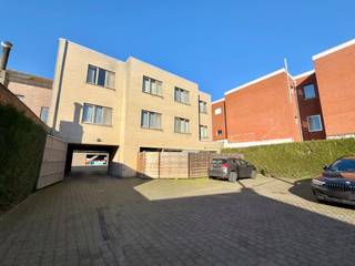 MAIL NAAR CHADIA@WIJSVASTGOED.BE VOOR EEN BEZOEKAANVRAAG ! <br />Dit gezellig gelijkvloers twee slaapkamer appartement ligt op een centrale locatie in het centrum van Lochristi (Wachtebeke) en is ideaal voor wie een vlotte verbinding wenst richting de winkels &amp; de invalswegen ! Dit pand werd mooi onderhouden en met zijn goed EPC label zijn lage energiekosten gegarandeerd. Door de totaal isolatie &amp; aanwezigheid van HR-glas kan u ten volle genieten van de rust in het appartement. Alle ruimtes zijn zeer logisch, volwaardig &amp; lichtrijk, het is er echt aangenaam vertoeven ! Achteraan het gebouw is er nog een mogelijkheid om een aparte garagebox bij te huren. <br /><br />Indeling: inkomhal, leefruimte met eet- en zithoek, wasplaats/berging (ingemaakte kasten), moderne geïnstalleerde keuken, nachthal met vestiare, apart toilet, 2 slaapkamers en de badkamer met inloopdouche. <br />+ het aangenaam zonneterras achteraan (100% privacy!)<br /><br />Verhuring op langer termijn mogelijk ! <br />Meer info of een bezoek? Mail naar chadia@wijsvastgoed.be