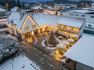 Statige vrijstaande woning met een uitzonderlijke uitstraling, een villa met een uniek karakter die onmiddellijk in het oog springt, zelfs achter...