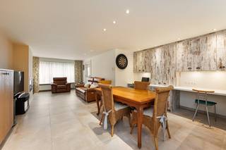 Une maison prête à emménager offrant espace, luminosité et une excellente situation au centre de Schoten.Disposition :Au rez-de-chaussée, nous...